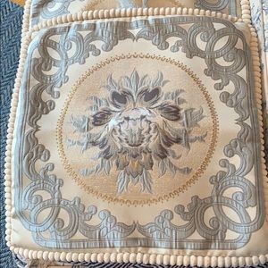 Beautiful set of 2 decorative pillows 18x18